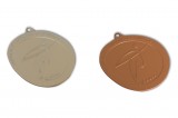 5. Medalla acabada en plata satinada y oro.