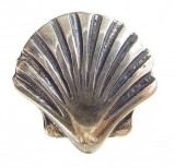 24. Pin concha bañada en níquel viejo.
